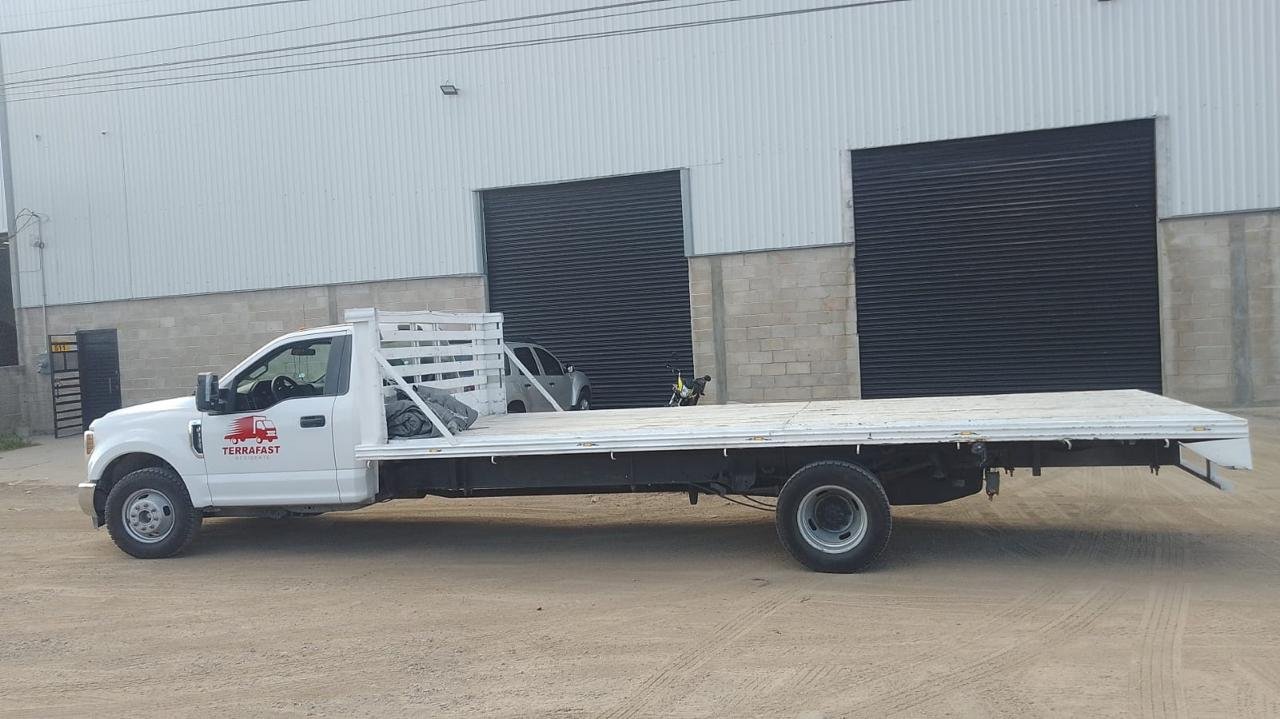 Camionetas preparadas para todas las exigencias del transporte: potencia, seguridad y profesionalismo a tu servicio.